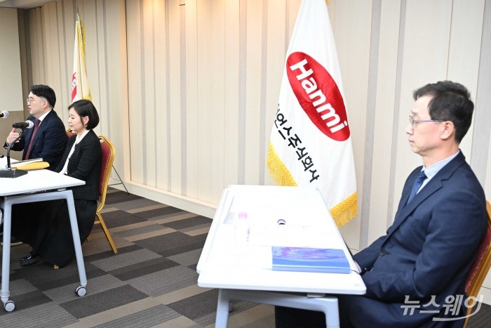 (왼쪽)이우현 OCI홀딩스 회장이 25일 오후 서울 송파구 한미타워에서 열린 기자간담회에서 발언을 하고 있다. (왼쪽부터)이 회장, 임주현 한미사이언스 사장, 박재현 한미약품 대표이사. 사진=강민석 기자 kms@newsway.co.kr