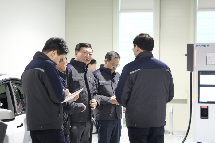 신동빈 롯데 회장이 25일 충북 청주에 위치한 이브이시스 스마트팩토리 청주 신공장을 방문했다. 자료=롯데지주 제공