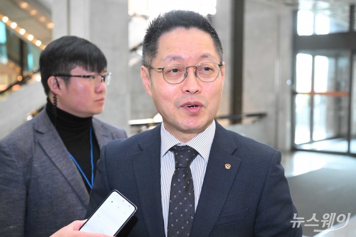 김영훈 한화갤러리아 대표이사가 26일 오전 서울 여의도 63한화금융센터 다목적홀에서 열린 한화갤러리아 제1기 정기주주총회를 마친 뒤 취재진의 질문에 답변하고 있다. 사진=강민석 기자 kms@newsway.co.kr