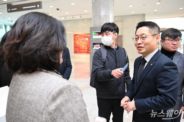 김영훈 한화갤러리아 대표이사가 26일 오전 서울 여의도 63한화금융센터 다목적홀에서 열린 한화갤러리아 제1기 정기주주총회를 마친 뒤 취재진의 질문에 답변하고 있다. 사진=강민석 기자 kms@newsway.co.kr