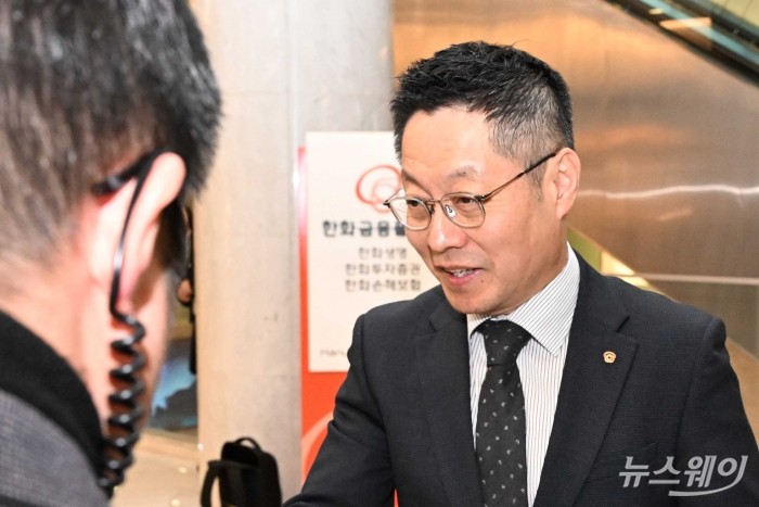 김영훈 한화갤러리아 대표이사가 26일 오전 서울 여의도 63한화금융센터 다목적홀에서 열린 한화갤러리아 제1기 정기주주총회에 참석하기 위해 주총장으로 이동하고 있다. 사진=강민석 기자 kms@newsway.co.kr