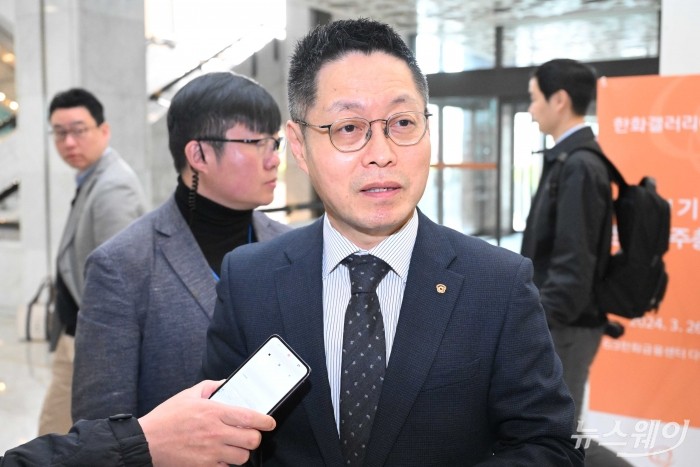 김영훈 한화갤러리아 대표이사가 26일 오전 서울 여의도 63한화금융센터 다목적홀에서 열린 한화갤러리아 제1기 정기주주총회를 마친 뒤 취재진의 질문에 답변하고 있다. 사진=강민석 기자 kms@newsway.co.kr