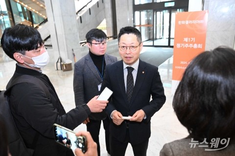 정기주총 마친 뒤 취재진 만난 김영훈 한화갤러리아 대표