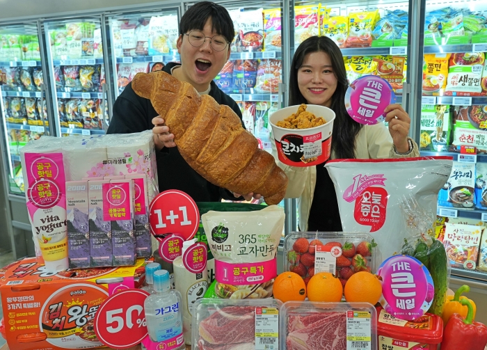 롯데마트 제타플렉스 서울역점에서 창립행사 상품을 들고 홍보하고 있다. 자료=롯데쇼핑 제공