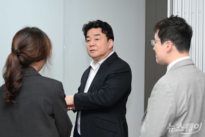 백종원 더본코리아 대표가 26일 오후 서울 용산구 서울지방보훈청에서 열린 대한민국 보훈문화제 추진 및 보훈문화 확산을 위한 업무협약식에서 참석하기 앞서 직원들과 대화를 하고 있다. 사진=강민석 기자 kms@newsway.co.kr