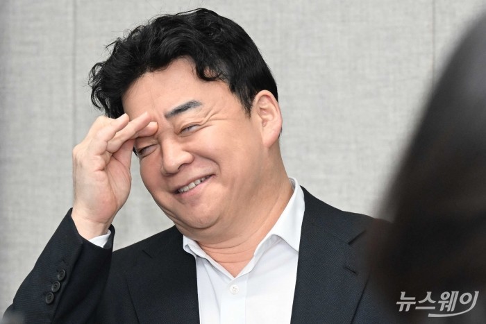 백종원 더본코리아 대표가 26일 오후 서울 용산구 서울지방보훈청에서 열린 대한민국 보훈문화제 추진 및 보훈문화 확산을 위한 업무협약식에서 참석해 미소를 짓고 있다. 사진=강민석 기자 kms@newsway.co.kr