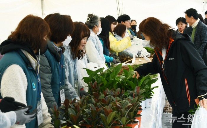 29일 오전 서울 중구 청계광장에서 대상(주)과 한국산림복지진흥원 주최로 열린 '2024 청정원 희망의 나무 나누기' 행사에서 자원봉사자들이 화분과 묘목을 시민들에게 무료로 나눠주고 있다. 사진=이수길 기자 Leo2004@newsway.co.kr