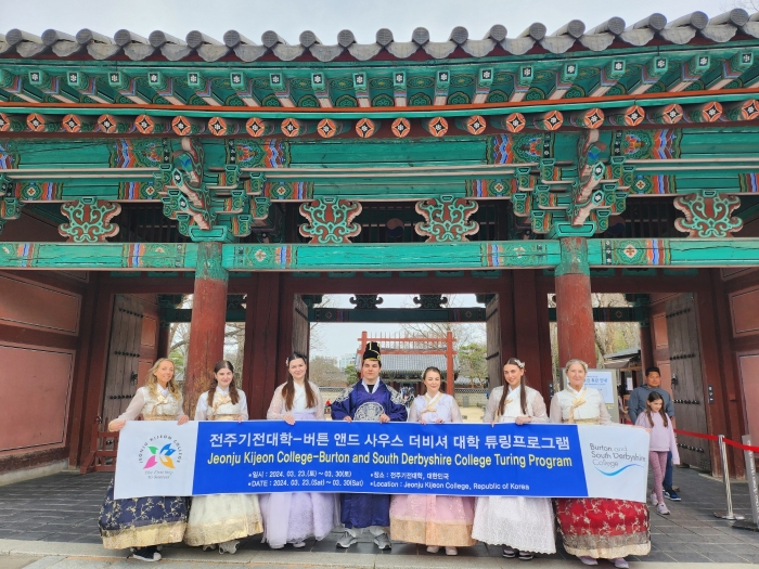전주기전대학이 23일부터 30일까지 영국 대학생 및 교원 7명과 함께 '튜링 스킴 프로그램(The Turing Scheme Programme)'을 진행하고 있다.