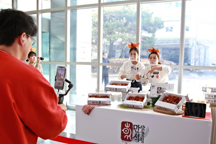 롯데홈쇼핑 모바일tv 엘라이브 만석닭강정 판매방송. 자료=롯데홈쇼핑 제공