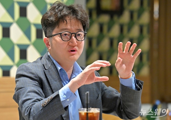 이창환 얼라인파트너스 대표가 27일 오후 서울 여의도의 한 카페에서 JB금융지주의 주주총회를 앞두고 얼라인파트너스의 입장을 밝히는 기자회견을 하고 있다. 사진=이수길 기자 Leo2004@newsway.co.kr