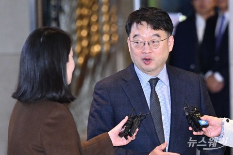 '합병 불발' 고개 숙인 이우현 회장 "한미 형제와 협력 없다···사업다각화 시도"