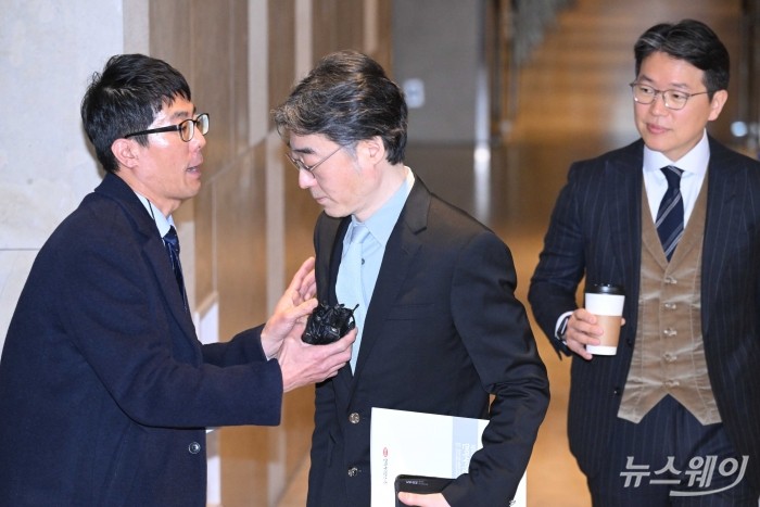 임종윤 전 한미사이언스 사장이 28일 오전 경기 화성시 수원과학대학교SINTEX에서 열린 '한미사이언스 제51기 정기 주주총회'에 참석하기 위해 주총장으로 이동하던 중 취재진의 질문을 듣고 있다. (중앙)임 전 사장, (오른쪽) 임종훈 전 한미약품 사장. 사진=강민석 기자 kms@newsway.co.kr
