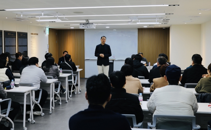 지난 26일 bhc그룹 R&D센터에서 열린 가맹점주협의회와의 '2024 1분기 간담회'에서 송호섭 bhc 대표(가운데)가 가맹점주들과 다양한 논의를 이어가고 있다. 사진=bhc 제공