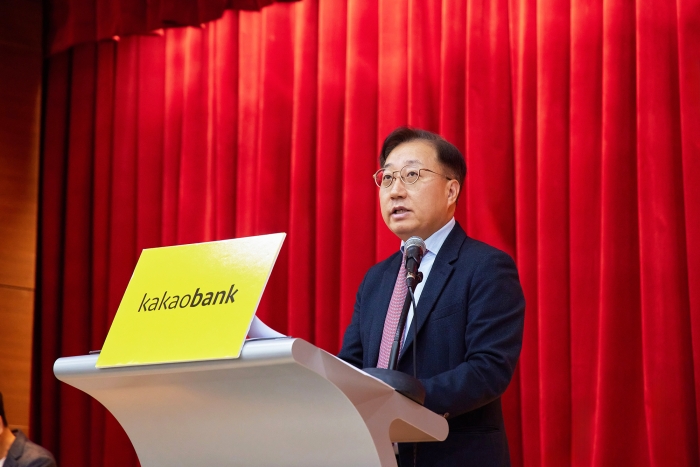 윤호영 카카오뱅크 대표이사가 28일 경기도 성남시 경기스타트업캠퍼스에서 진행된 제8기 정기 주주총회에서 인사말을 하고 있다. 사진=카카오뱅크 제공