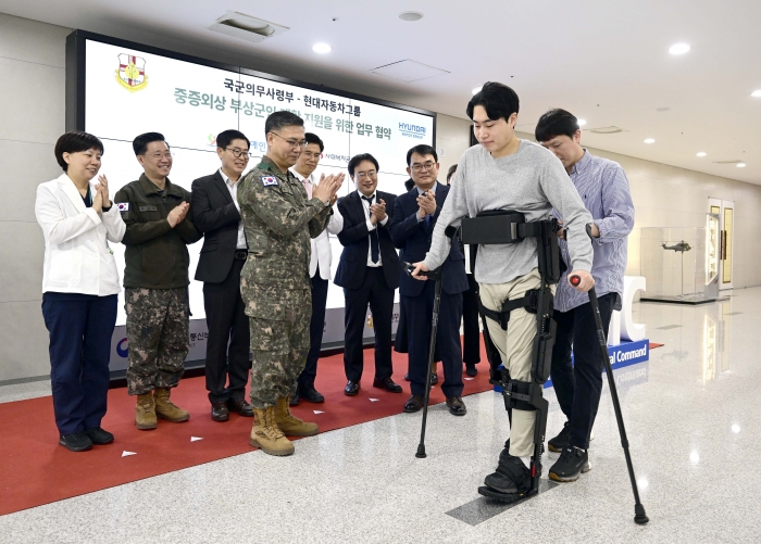 현대차그룹 연구원이 '엑스블 멕스(X-ble MEX)'를 시연하고 있다. 사진=현대차그룹 제공