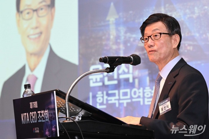윤진식 한국무역협회장이 29일 오전 서울 강남구 인터컨티넨탈 호텔에서 열린 '무역협회 CEO 조찬회'에서 인사말을 하고 있다. 사진=강민석 기자 kms@newsway.co.kr
