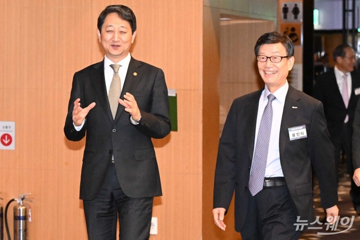 안덕근 산업통상자원부 장관과 윤진식 한국무역협회장이 29일 오전 서울 강남구 인터컨티넨탈 호텔에서 열린 '무역협회 CEO 조찬회'에 참석하기 위해 이동하고 있다. 사진=강민석 기자 kms@newsway.co.kr