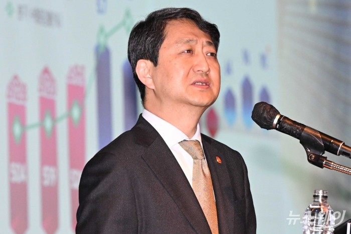 안덕근 산업통상자원부 장관이 29일 오전 서울 강남구 인터컨티넨탈 호텔에서 열린 '무역협회 CEO 조찬회'에서 '수출 7천억 달러 달성과 新산업정책 2.0 전략' 주제로 발표를 하고 있다. 사진=강민석 기자 kms@newsway.co.kr