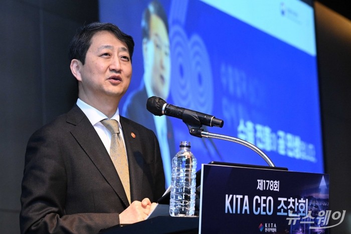 안덕근 산업통상자원부 장관이 29일 오전 서울 강남구 인터컨티넨탈 호텔에서 열린 '무역협회 CEO 조찬회'에서 '수출 7천억 달러 달성과 新산업정책 2.0 전략' 주제로 발표를 하고 있다. 사진=강민석 기자 kms@newsway.co.kr