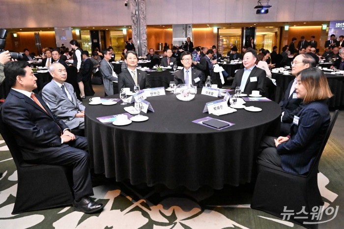 (중앙 왼쪽부터)안덕근 산업통상자원부 장관, 윤진식 한국무역협회장, 이휘령 세아제강 대표이사, 최명배 엑시콘 회장, 박혜린 옴니스시템 회장, 한영수 한영넉스 회장, 황철주 주성엔지니어링 회장이 29일 오전 서울 강남구 인터컨티넨탈 호텔에서 열린 '무역협회 CEO 조찬회'에 참석해 자리하고 있다. 사진=강민석 기자 kms@newsway.co.kr