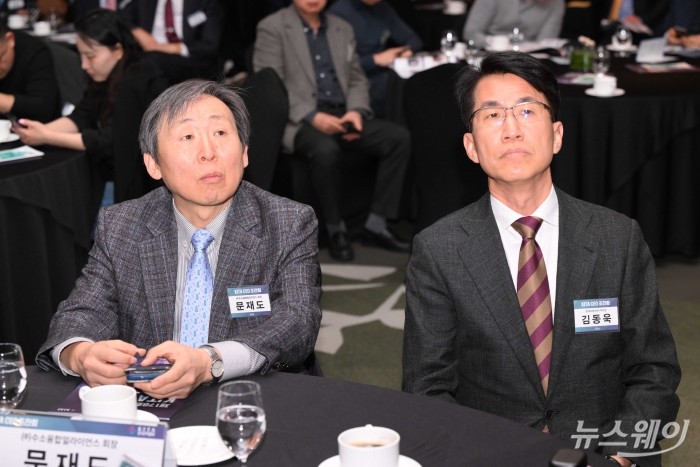 (왼쪽)문재도 수소융합얼라이언스 회장과 김동욱 현대자동차그룹 부사장이 29일 오전 서울 강남구 인터컨티넨탈 호텔에서 열린 '무역협회 CEO 조찬회'에 참석해 자리하고 있다. 사진=강민석 기자 kms@newsway.co.kr