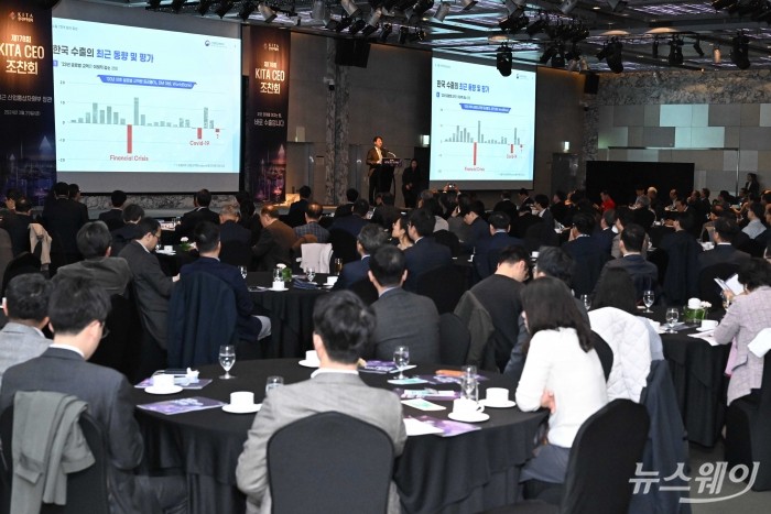 안덕근 산업통상자원부 장관이 29일 오전 서울 강남구 인터컨티넨탈 호텔에서 열린 '무역협회 CEO 조찬회'에서 '수출 7천억 달러 달성과 新산업정책 2.0 전략' 주제로 발표를 하고 있다. 사진=강민석 기자 kms@newsway.co.kr