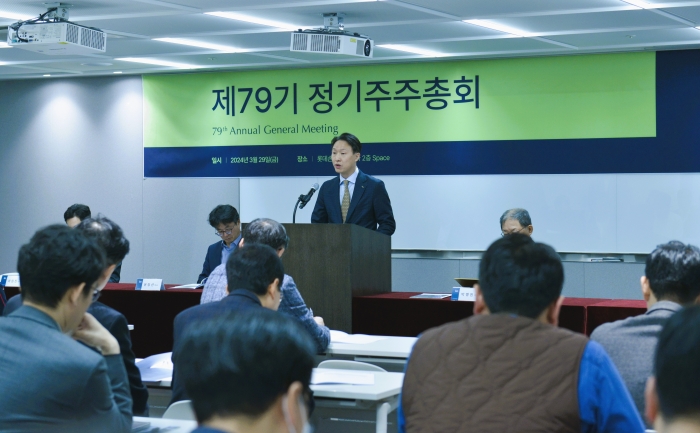 29일 열린 '롯데손해보험 제79기 정기주주총회'에서 이은호 대표이사가 주주총회 의안을 설명하고 있다. 사진=롯데손해보험 제공