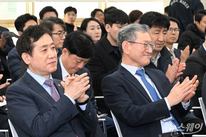 김주현 금융위원회 위원장과 김용진 금융위원회 비상임위원이 29일 서울 마포구 프론트원에서 열린 혁신금융서비스 300건 지정 기념식에서 박수를 치고 있다. 사진=강민석 기자 kms@newsway.co.kr