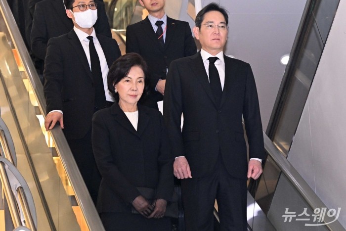 이재용 삼성전자 회장과 홍라희 전 삼성미술관 리움 관장이 30일 서울 서대문구 신촌세브란스병원 장례식장에 마련된 故 조석래 효성그룹 명예회장의 빈소를 조문하기 위해 이동하고 있다. 사진=강민석 기자 kms@newsway.co.kr