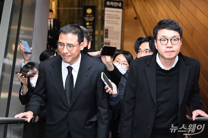 故 조석래 효성그룹 명예회장의 차남 조현문 전 효성 부사장이 30일 서울 서대문구 신촌세브란스병원 장례식장에 마련된 부친의 빈소에서 조문을 마친 후 장례장을 나서고 있다. 사진=강민석 기자 kms@newsway.co.kr
