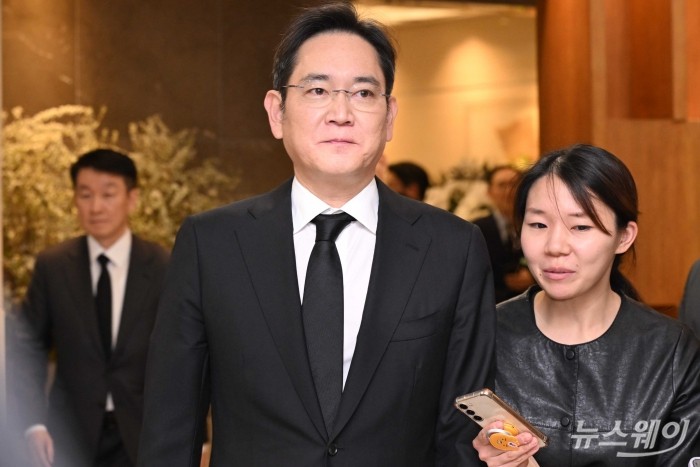 이재용 삼성전자 회장이 30일 서울 서대문구 신촌세브란스병원 장례식장에 마련된 故 조석래 효성그룹 명예회장의 빈소를 찾아 조문을 마친 후 장례장을 나서고 있다. 사진=강민석 기자 kms@newsway.co.kr