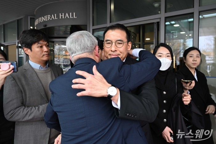 故 조석래 효성그룹 명예회장의 차남 조현문 전 효성 부사장이 30일 서울 서대문구 신촌세브란스병원 장례식장에 마련된 부친의 빈소에서 조문을 마친 후 장례식장을 나선 가운데 조문객과 포옹을 나누고 있다. 사진=강민석 기자 kms@newsway.co.kr