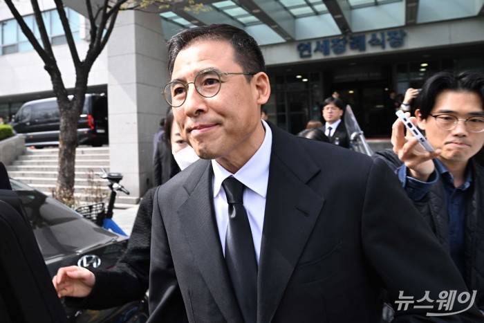 故 조석래 효성그룹 명예회장의 차남 조현문 전 효성 부사장이 30일 서울 서대문구 신촌세브란스병원 장례식장에 마련된 부친의 빈소에서 조문을 마친 후 장례장을 나서고 있다. 사진=강민석 기자 kms@newsway.co.kr