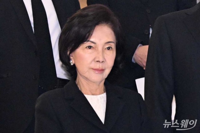 홍라희 전 삼성미술관 리움 관장이 30일 서울 서대문구 신촌세브란스병원 장례식장에 마련된 故 조석래 효성그룹 명예회장의 빈소를 조문하기 위해 이동하고 있다. 사진=강민석 기자 kms@newsway.co.kr