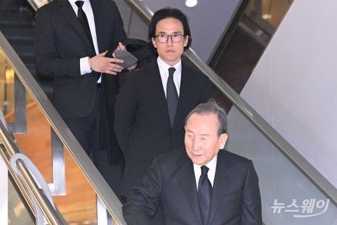 조현범 한국앤컴퍼니 회장, '큰아버지' 조석래 추모···"편히 쉬시길"