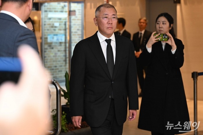 정의선 현대자동차그룹 회장이 30일 서울 서대문구 신촌세브란스병원 장례식장에 마련된 故 조석래 효성그룹 명예회장의 빈소를 조문하기 위해 이동하고 있다. 사진=강민석 기자 kms@newsway.co.kr