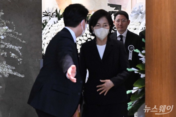 故 조석래 효성그룹 명예회장의 장남 조현준 효성그룹 회장이 30일 서울 서대문구 신촌세브란스병원 장례식장에 마련된 친부의 빈소에서 조문을 마친 홍라희 전 삼성미술관 리움 관장을 배웅하고 있다. 사진=강민석 기자 kms@newsway.co.kr