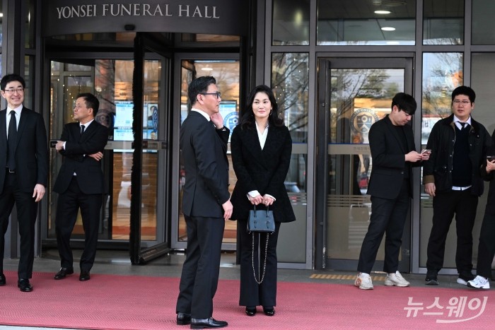김재열 삼성글로벌리서치 사장과 이서현 삼성물산 사장이 30일 서울 서대문구 신촌세브란스병원 장례식장에 마련된 故 조석래 효성그룹 명예회장의 빈소에서 조문을 마친 후 장례장을 나서고 있다. 사진=강민석 기자 kms@newsway.co.kr