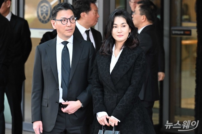 김재열 삼성글로벌리서치 사장과 이서현 삼성물산 사장이 30일 서울 서대문구 신촌세브란스병원 장례식장에 마련된 故 조석래 효성그룹 명예회장의 빈소에서 조문을 마친 후 장례장을 나서고 있다. 사진=강민석 기자 kms@newsway.co.kr
