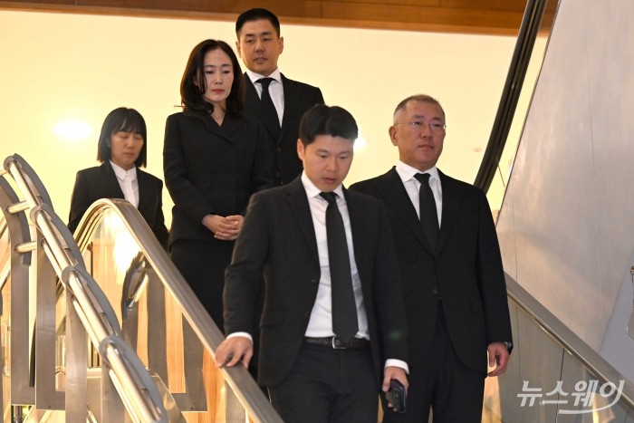 (첫 번째 앞 줄 오른쪽)정의선 현대자동차그룹 회장과 (중앙 왼쪽)부인 정지선 씨가 30일 서울 서대문구 신촌세브란스병원 장례식장에 마련된 故 조석래 효성그룹 명예회장의 빈소를 조문하기 위해 이동하고 있다. 사진=강민석 기자 kms@newsway.co.kr