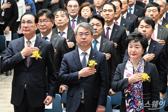 (왼쪽부터)노동진 수산업협동조합중앙회장, 김기성 수산업협동조합중앙회 대표이사, 강신숙 수협은행장이 1일 오전 서울 송파구 수산업협동조합중앙회 독도홀에서 열린 '수협중앙회 창립 62주년 기념식'에서 국민의례를 하고 있다. 사진=강민석 기자 kms@newsway.co.kr