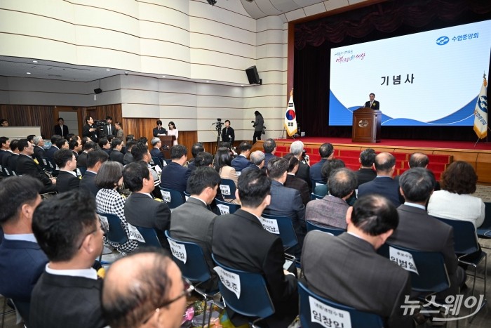 노동진 수산업협동조합중앙회장이 1일 오전 서울 송파구 수산업협동조합중앙회 독도홀에서 열린 '수협중앙회 창립 62주년 기념식'에서 기념사를 하고 있다. 사진=강민석 기자 kms@newsway.co.kr