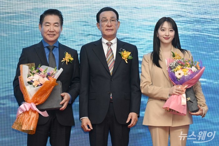 노동진 수산업협동조합중앙회장이 1일 오전 서울 송파구 수산업협동조합중앙회 독도홀에서 열린 '수협중앙회 창립 62주년 기념식'에서 기념촬영을 하고 있다. (왼쪽부터)박상원 배우 겸 홍보대사, 노 중앙회장, 표예진 배우 겸 홍보대사. 사진=강민석 기자 kms@newsway.co.kr