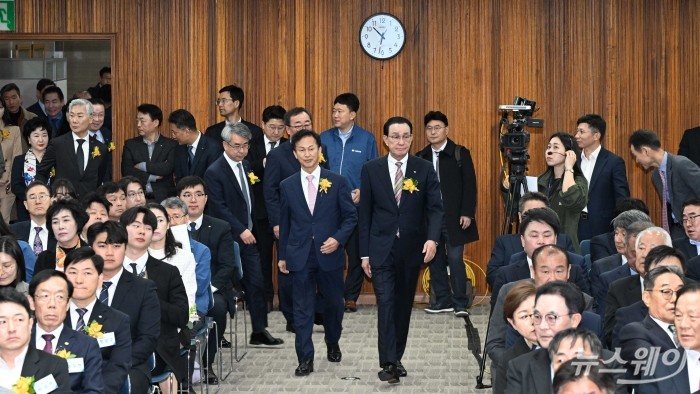 송명달 해양수산부 차관과 노동진 수산업협동조합중앙회장을 비롯한 내빈들이 1일 오전 서울 송파구 수산업협동조합중앙회 독도홀에서 열린 '수협중앙회 창립 62주년 기념식'에 참석하기 위해 자리로 이동하고 있다. 사진=강민석 기자 kms@newsway.co.kr