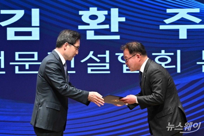 한기정 공정위원장이 1일 오후 서울 중구 대한상공회의소에서 열린 제23회 공정거래의 날 행사에서 김환주 대한전문건설협회 본부장에게 대통령 표창을 수여하고 있다. 사진=강민석 기자 kms@newsway.co.kr
