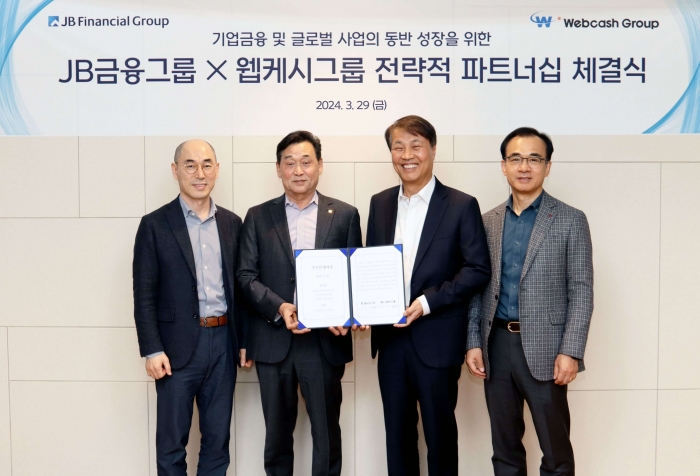 (왼쪽부터)JB금융지주 박종춘 전무, JB금융지주 김기홍 회장, 웹캐시그룹 석창규 회장, 비즈플레이 김홍기 대표가 지난달 29일 전략적 투자계약 체결 후 기념촬영을 하고 있다. 사진=JB금융 제공