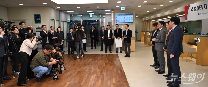 안덕근 산업통상자원부 장관과 이승열 하나은행장이 3일 오전 서울 중구 을지로하나은행 본점에서 열린 수출패키지 우대금융 1호 보증서 전달식에서 축사를 전하고 있다. 사진=강민석 기자 kms@newsway.co.kr