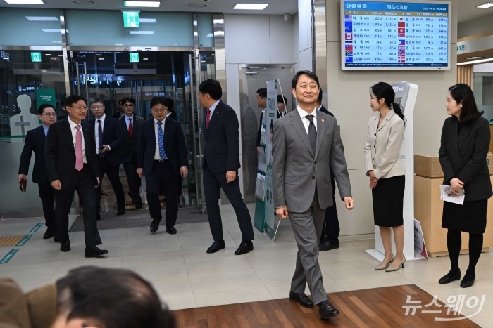 안덕근 산업통상자원부 장관과 이승열 하나은행장을 비롯한 내빈들이 3일 오전 서울 중구 을지로하나은행 본점에서 열린 수출패키지 우대금융 1호 보증서 전달식에 참석하기 위해 이동하고 있다. 사진=강민석 기자 kms@newsway.co.kr