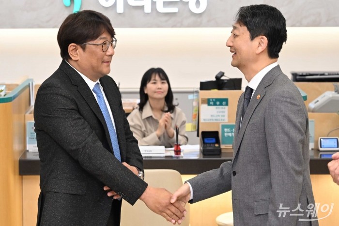 (오른쪽)안덕근 산업통상자원부 장관과 최병철 후세메닉스 대표가 3일 오전 서울 중구 을지로하나은행 본점에서 열린 수출패키지 우대금융 1호 보증서 전달식에서 악수를 하고 있다. 사진=강민석 기자 kms@newsway.co.kr