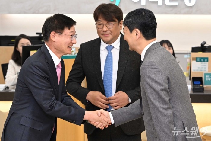 (오른쪽)안덕근 산업통상자원부 장관과 이승열 하나은행장이 3일 오전 서울 중구 을지로하나은행 본점에서 열린 수출패키지 우대금융 1호 보증서 전달식에서 악수를 하고 있다. 사진=강민석 기자 kms@newsway.co.kr